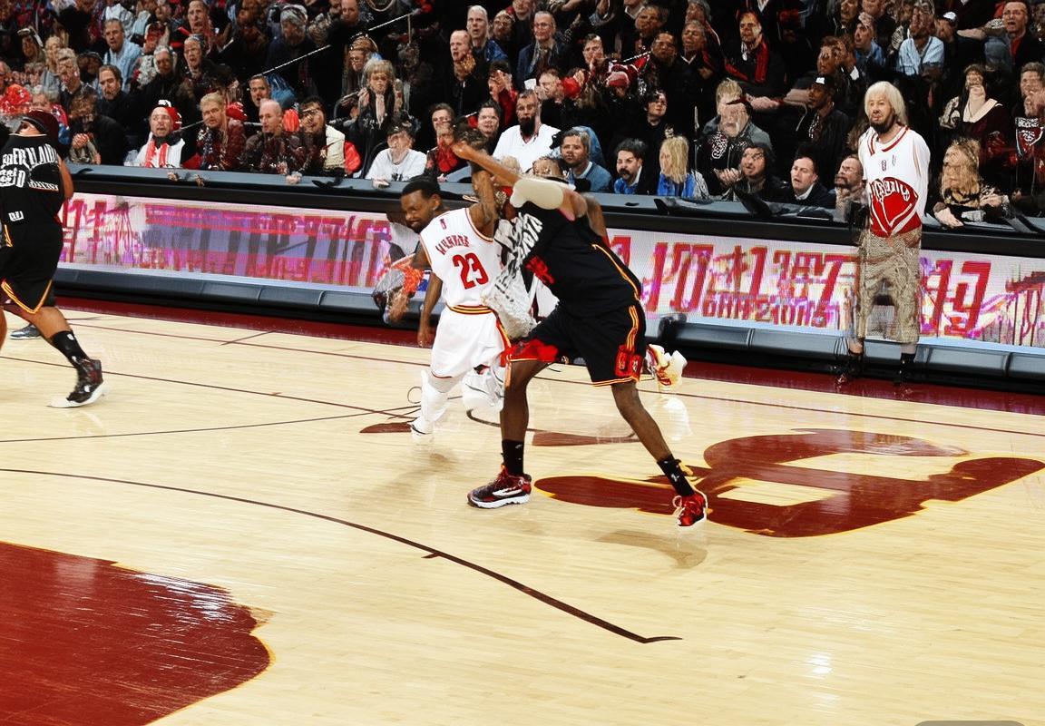 2015年NBA东决第三战：骑士险胜老鹰，詹姆斯三双逆风翻盘